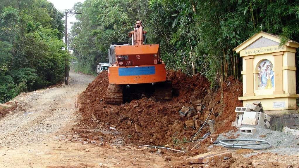 Os empresários do nosso setor turístico tem o desafio de oferecer mais atrações turísticas 5  A Jornalista Flávia Bortolotto, Assessora de Imprensa da prefeitura, está organizando um cronograma de inaugurações para o mês de abril. Há várias obras importantes para serem inauguradas. Pavimentações, academias de ginástica, reformas  de postos de saúde, quadra coberta, revitalização no centro da cidade entre outras.  A foto é da Rodovia Ângelo Moro que será pavimentada. Recentemente a empresa teve que dinamitar rochas nas margens.