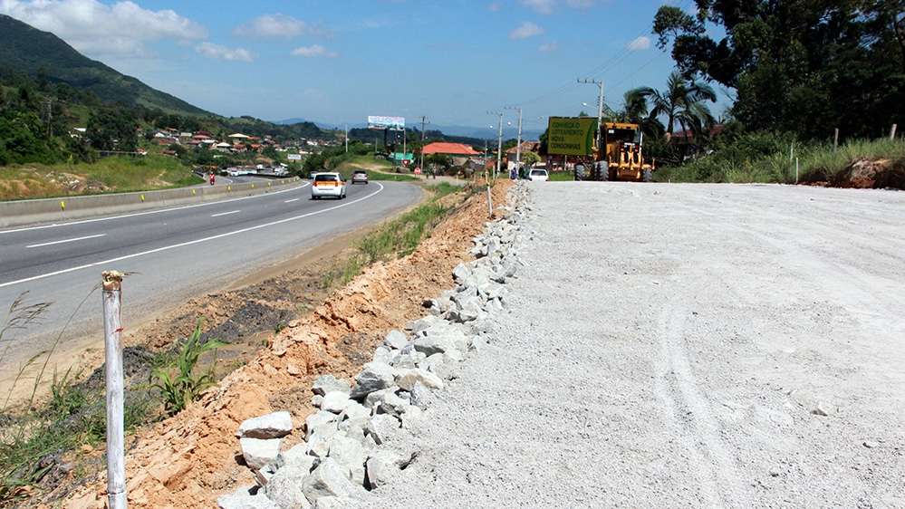 Obras Complementares constroem novas vias laterais na BR-101