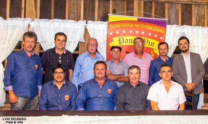 O Grupo Folclórico ítalo-brasileiro vai participar de festival internacional em Treviso na Itália, em julho 2 A Confraria Pan & Vin  voltou às reuniões nesta segunda em alto estilo no belo Sítio Maria Rosa, em São Bento Baixo. O palestrante foi o geólogo Cícero Bortoluzzi, e os convidados especiais foram Augustinho Gonçalves da Rosa que trabalha com reciclados e o cartorário Bruno Daniel Andrade. Augustinho recebeu uniformes da Pan & Vin para seu trabalho. O anfitrião foi Nicola Gava e o saboroso jantar foi à base de salmão, bacalhau e frutos do mar. Impecável o serviço de cozinha do Sítio Maria Rosa.