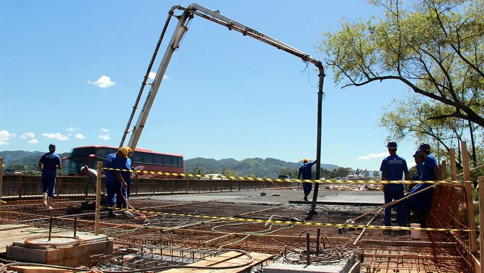Ponte do Rio Tubarão recebe concretagem do quinto vão