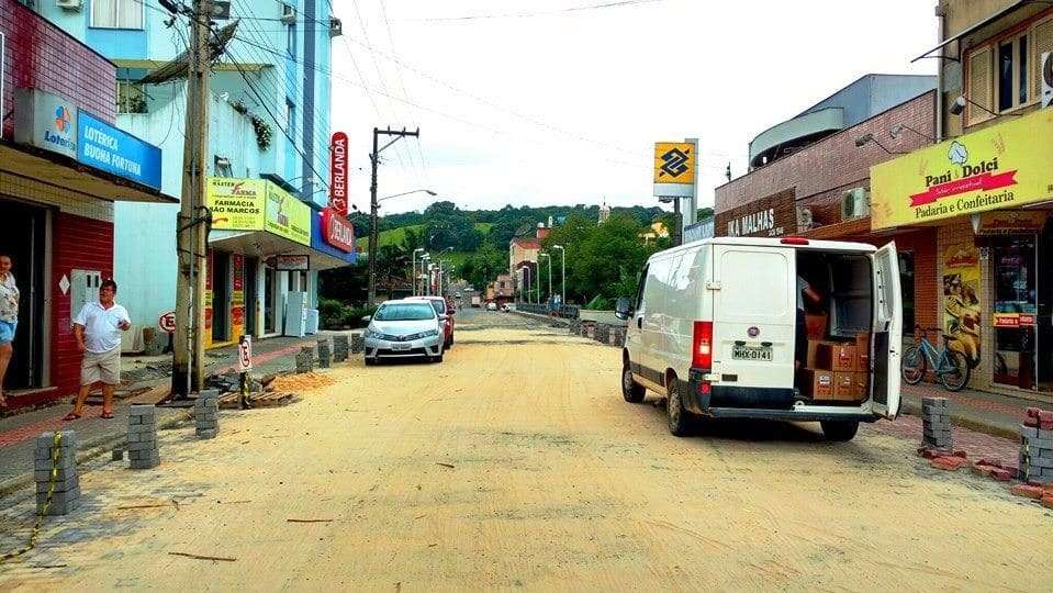 O prefeito Evandro Gava vem concluindo várias obras, e outras estão em andamento 4 O trânsito foi liberado no centro da cidade e as obras de colocação de paver e acabamentos estão em fase final. Já dá para perceber que o centro da cidade ficou mais “clean” e mais bonito com esta obra.