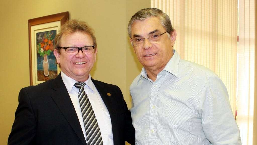 O Jornalista Tadeu Spillere é o novo assessor de comunicação da Câmara de Vereadores 2 Nesta semana estive nos simpáticos municípios de Siderópolis e Treviso. Conversei com o prefeito Helio “Alemão” Cesa que optou pela política de realizar obras em todo o município, destacando pavimentações asfálticas pelo interior. Na foto com o vice-governador Eduardo Moreira.