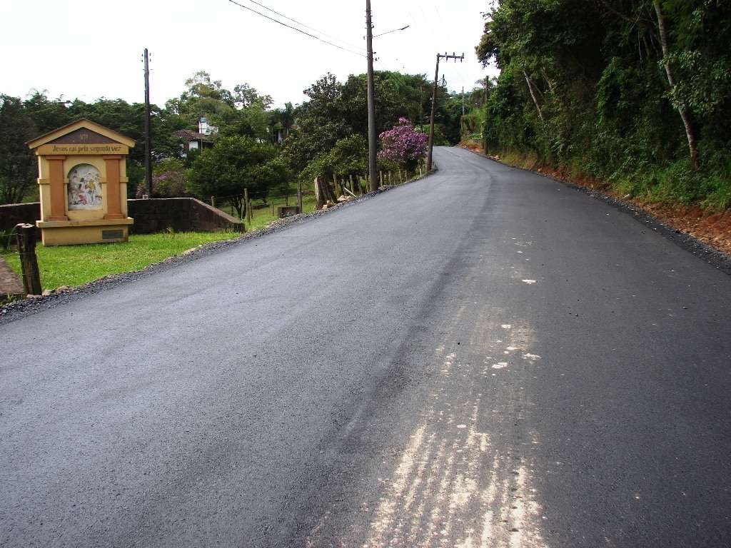 O ex-secretário Giliard Gava nasceu e se criou no PP mas pelo jeito ele está com um pé no PSD 2 Colocar a capa asfáltica na Rodovia Ângelo Moro antes da procissão Via-Crucis foi oportuno para que boa parte da população conhecesse esta bela obra que iniciou no final do ano passado. Esta estrada é fica num ponto alto dos arredores do centro e nas margens tem os capitéis que são  atrações turísticas de nossa cidade. O prefeito Evandro Gava acompanhou as obras de perto.