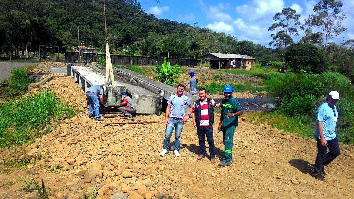 Presidente da Câmara comemora instalação de ponte 1 Presidente da Câmara comemora instalação de ponte
