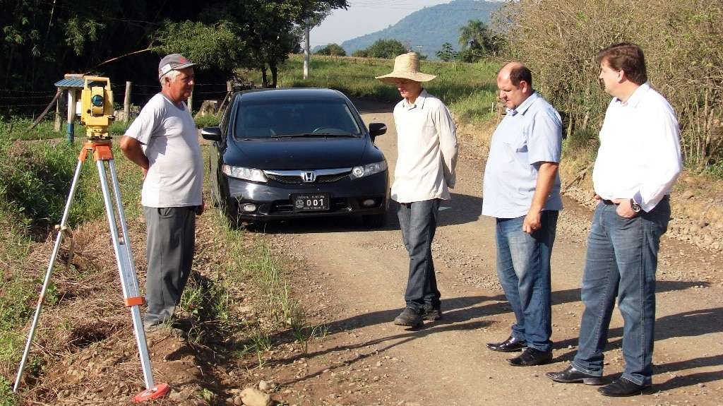 Há rumores que foi descoberto pela polícia quem escrevia os textos do polêmico Julião Petruchio na internet 6 O prefeito Evandro Gava, vice Zé Spillere e Felipe Furlan, da Secretaria do Planejamento, estiveram visitando as obras de algumas ruas no Bairro Jardim Florença onde serão asfaltadas três ruas. Em Rio Cedro Médio será asfaltado o acesso ao Frigorífico Disner (foto), e em São Bonifácio uma rua que dá acesso à Industria de Adubos. No Bairro Nossa Senhora de Lurdes serão asfaltadas mais três ruas. Nestas obras os moradores não terão que pagar a contribuição de melhorias.