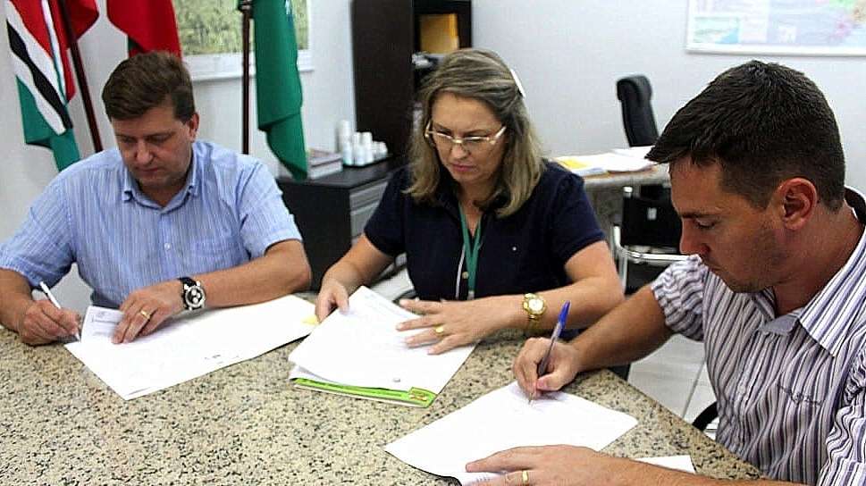 O nosso amigo italiano Benedetto Fiori que é cidadão-honorário neoveneziano está na cidade. 2  O prefeito Evandro Gava assinou três importantes convênios para as comunidades de Nova Veneza: a pavimentação da Rua José Lino Juckes, em São Bonifácio, a pavimentação de um trecho da rodovia NVA 357, em Rio Cedro Médio e melhorias no Estádio da Montanha, em Caravaggio. No total, são mais de R$ 360 mil em investimentos para o município, conquistados através dos deputados João Amin, José Milton Scheffer e José Nei Ascari.