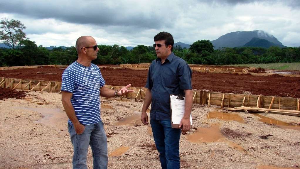 O Metrô e o Caravaggio FC seguem imbatíveis na Copa Sul e podem decidir a competição. 2 Além do Laticínios Veneza que está construindo sua nova fábrica, no parque industrial de Rio Guarapari, a empresa de pescados “Pesce Nobili” também está sendo instalada. O empreendimento é de Dedé Crippa, de Criciúma. Na foto o Engenheiro Agrônomo Emerson Crippa e outro técnico acompanhando a obra. No local terá tanques para criação de peixes, frigorífico e fábrica de ração.