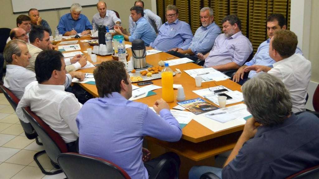 Prefeitos debatem prioridades regionais com deputados 1 Prefeitos debatem prioridades regionais com deputados