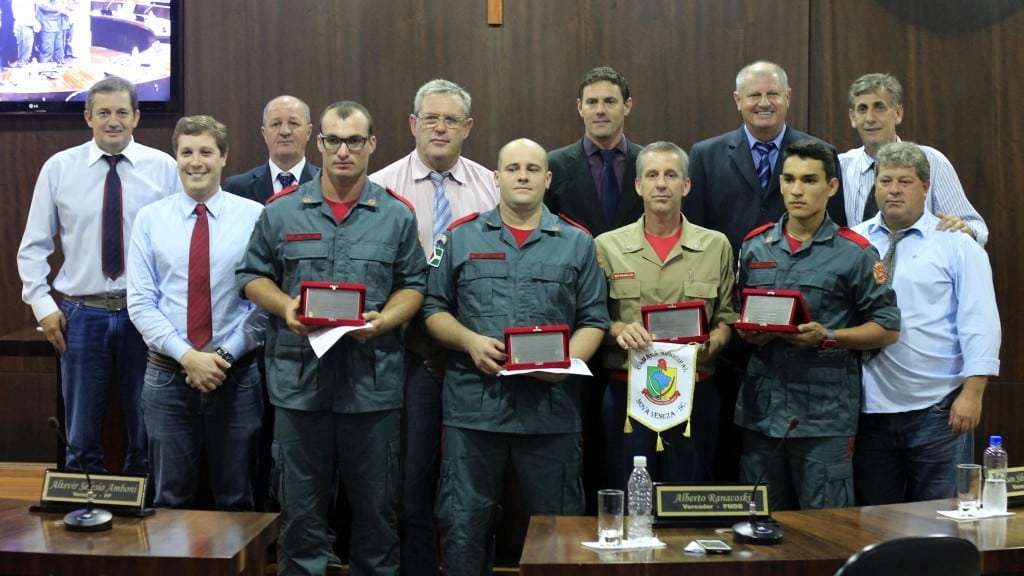 Bombeiros Comunitários são homenageados na Câmara 1 Bombeiros Comunitários são homenageados na Câmara