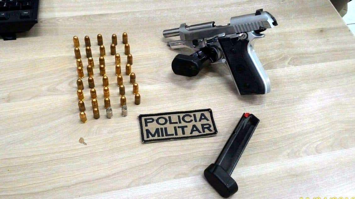 Homem é preso pela PM portando pistola e 40 munições no Centro de Nova Veneza