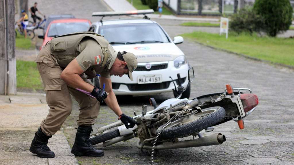 Adolescente pilotando moto é apreendido pela PM no Caravaggio