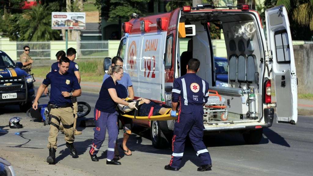 Após provocar acidente e ferir motociclista, condutor de caminhão foge sem prestar socorro