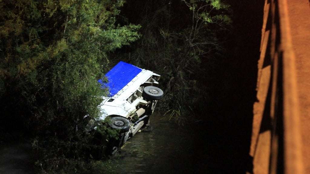 Condutor passa mal e veículo cai da ponte do rio Guarapari