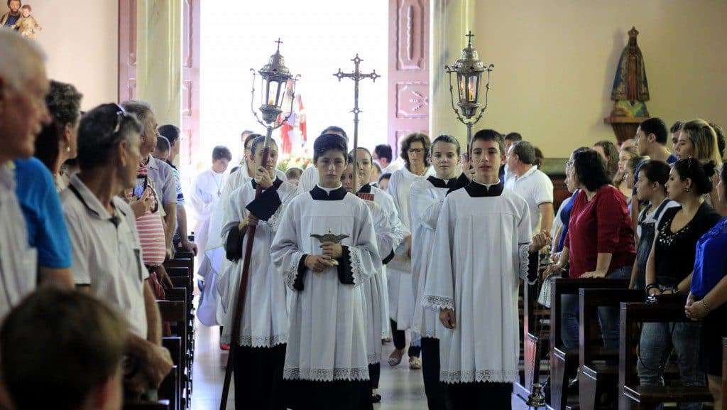 Missa reúne centenas de fiéis na matriz São Marcos