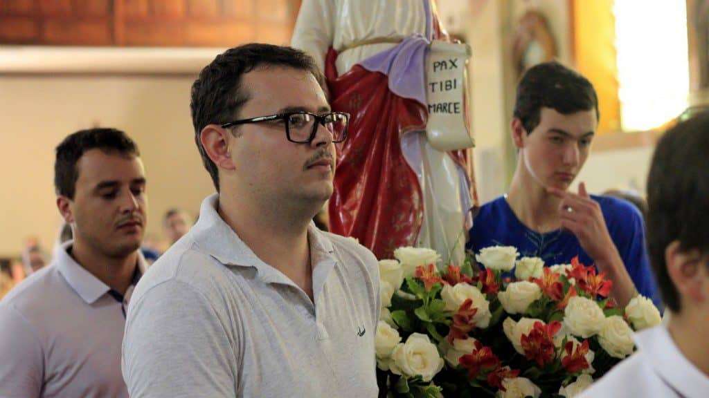 Missa reúne centenas de fiéis na matriz São Marcos