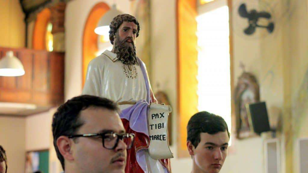 Missa reúne centenas de fiéis na matriz São Marcos