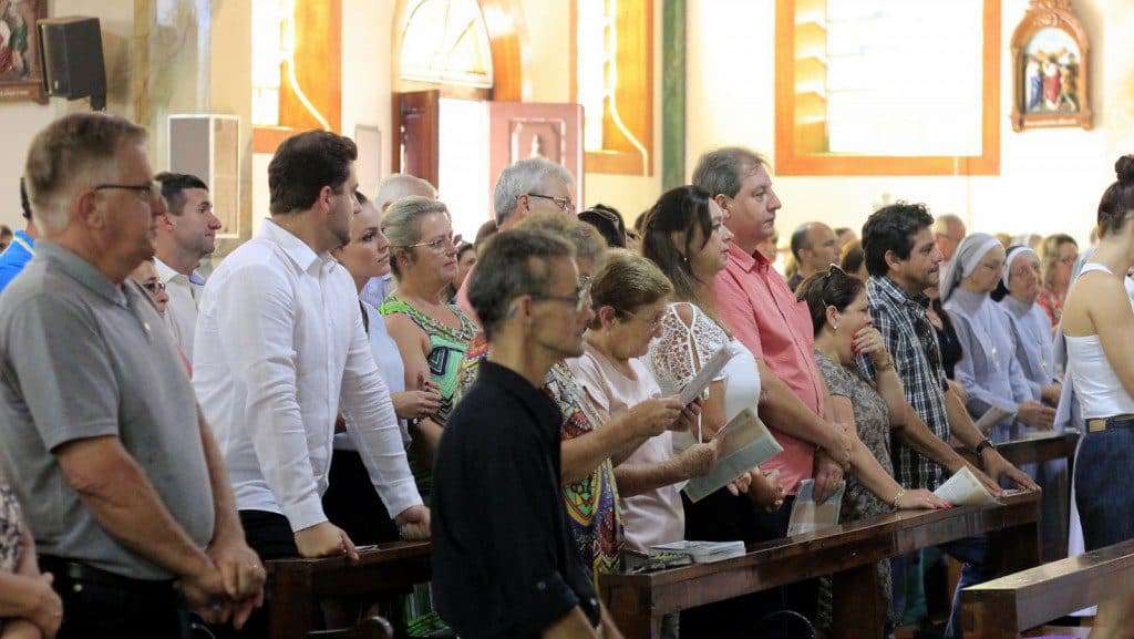Missa reúne centenas de fiéis na matriz São Marcos