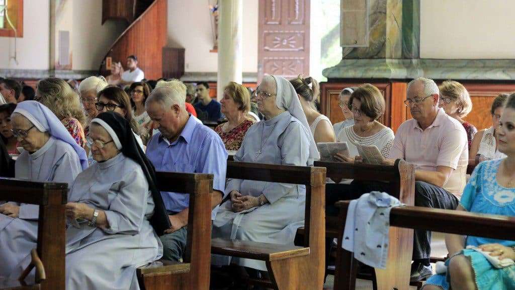 Missa reúne centenas de fiéis na matriz São Marcos