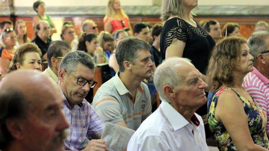 Missa reúne centenas de fiéis na matriz São Marcos