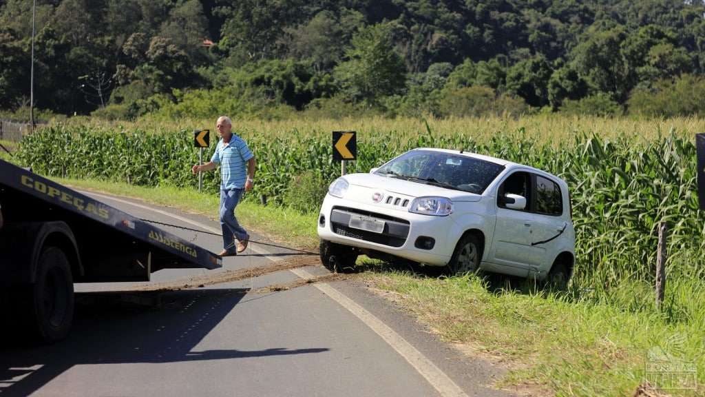 Condutora perde controle da direção e veículo sai da pista 2 Condutora perde controle da direção e veículo sai da pista