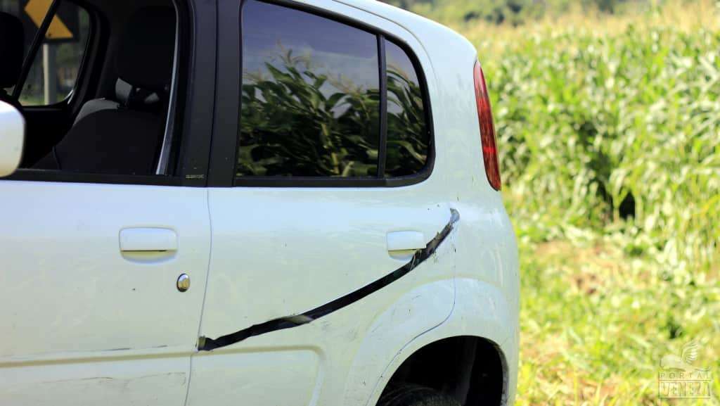 Condutora perde controle da direção e veículo sai da pista 3 Condutora perde controle da direção e veículo sai da pista