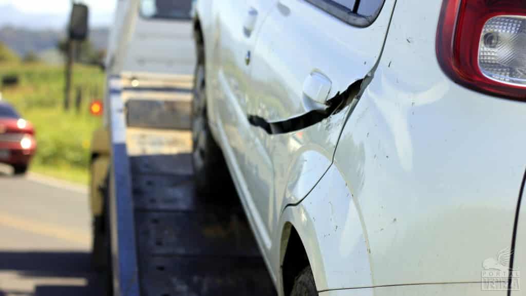 Condutora perde controle da direção e veículo sai da pista 4 Condutora perde controle da direção e veículo sai da pista