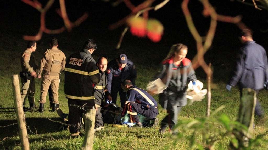 Condutor perde controle da direção e carro sai da pista na NVA-150 1 Condutor perde controle da direção e carro sai da pista na NVA-150