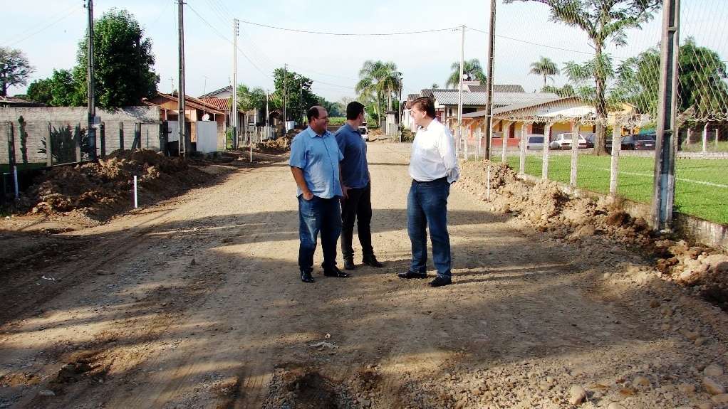 O Metrô e o Caravaggio FC seguem imbatíveis na Copa Sul e podem decidir a competição. 3 O prefeito Evandro Gava, vice Zé Spillere e Felipe Furlan, da Secretaria do Planejamento, estiveram visitando as obras de algumas ruas no Bairro Jardim Florença onde serão asfaltadas três ruas. Em Rio Cedro Médio será asfaltado o acesso ao Frigorífico Disner, e em São Bonifácio uma rua que é acesso à Industria Adubos Niorg. No Bairro Nossa Senhora de Lurdes serão asfaltadas mais três ruas. Nestas obras os moradores não terão que pagar a contribuição de melhorias.