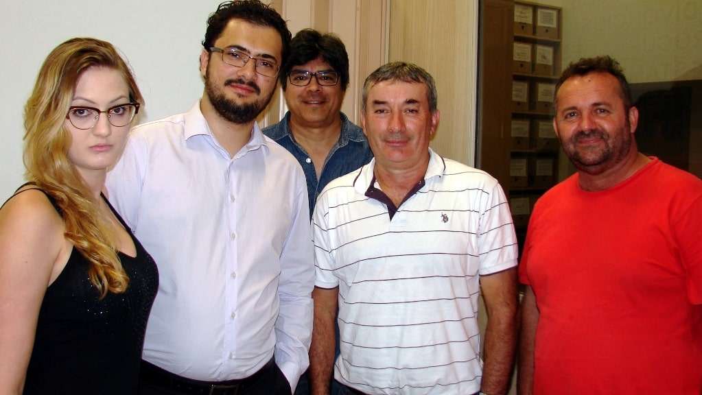 Os três hotéis de Nova Veneza já estão lotados para a festa, e outros da região contam com muitas reservas 2 O cartorário Bruno Daniel Andrade é o novo integrante da Confraria Pan & Vin. Seja bem vindo. Ele substitui o ex-cartorário Vladimir Trizotto que foi trabalhar em Fraiburgo. Nicola Gava, secretário, Chico Ghellere, presidente e vice Marcelo Branco Pacheco, estiveram conversando com Bruno nesta semana. Na foto também a esposa de Bruno, Vanessa.