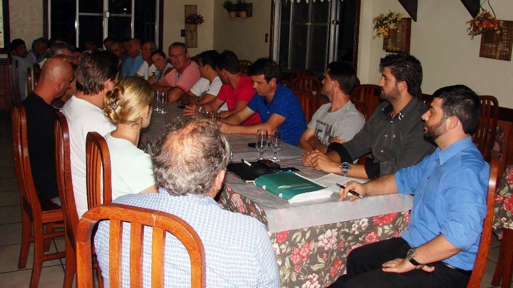 O peemedebista Canjo Nuernberg voltou para a prefeitura... 2 A executiva do PMDB se reuniu recentemente e decidiu que vai compor com PP.