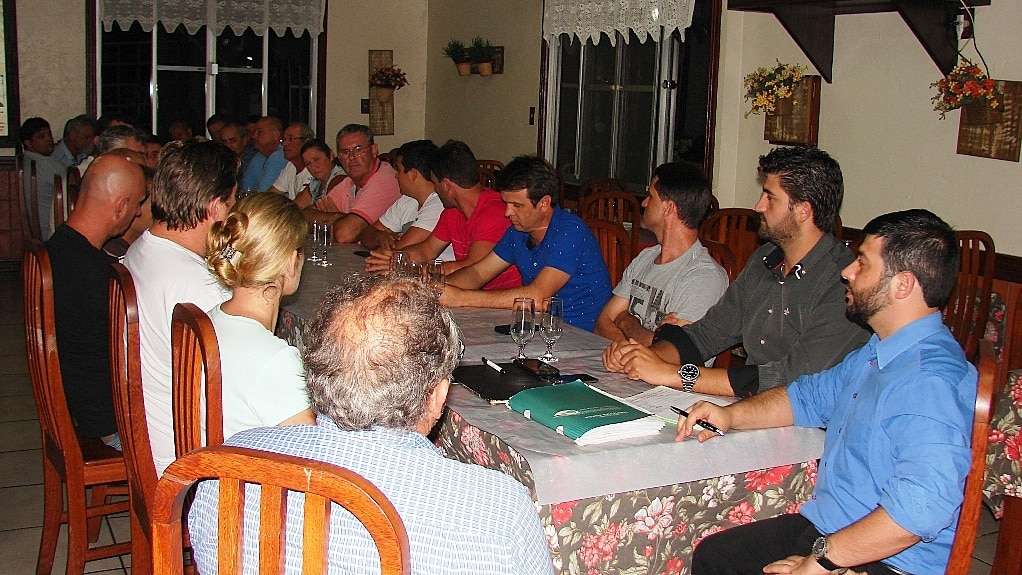 Os três hotéis de Nova Veneza já estão lotados para a festa, e outros da região contam com muitas reservas 3  A executiva do PMDB se reuniu na quinta-feira e decidiu que vai compor com PP.