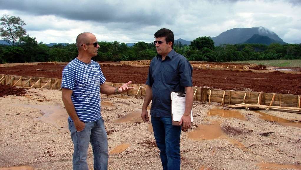 Há rumores que foi descoberto pela polícia quem escrevia os textos do polêmico Julião Petruchio na internet 2 A empresa de pescados “Pesce Nobili” também está sendo instalada no parque industrial de Rio Guarapari. O empreendimento é de Dedé Crippa, de Criciúma. Na foto o Engenheiro Agrônomo Emerson Crippa e outro técnico acompanhando a obra. No local terá tanques para criação de peixes, frigorífico e fábrica de ração.