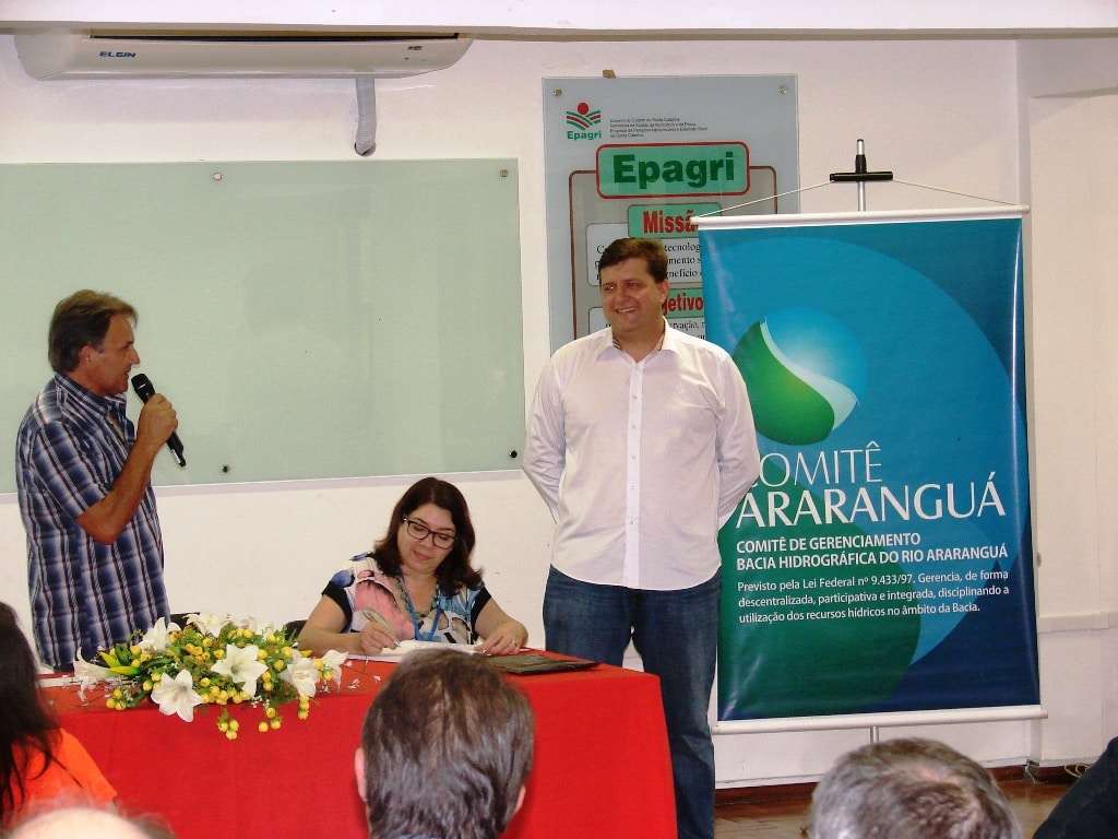 O peemedebista Canjo Nuernberg voltou para a prefeitura... 4 Sérgio Marini assumiu a presidência do Comitê da Bacia do Rio Araranguá recentemente. O prefeito Evandro Gava que faz parte do Comitê marcou presença.