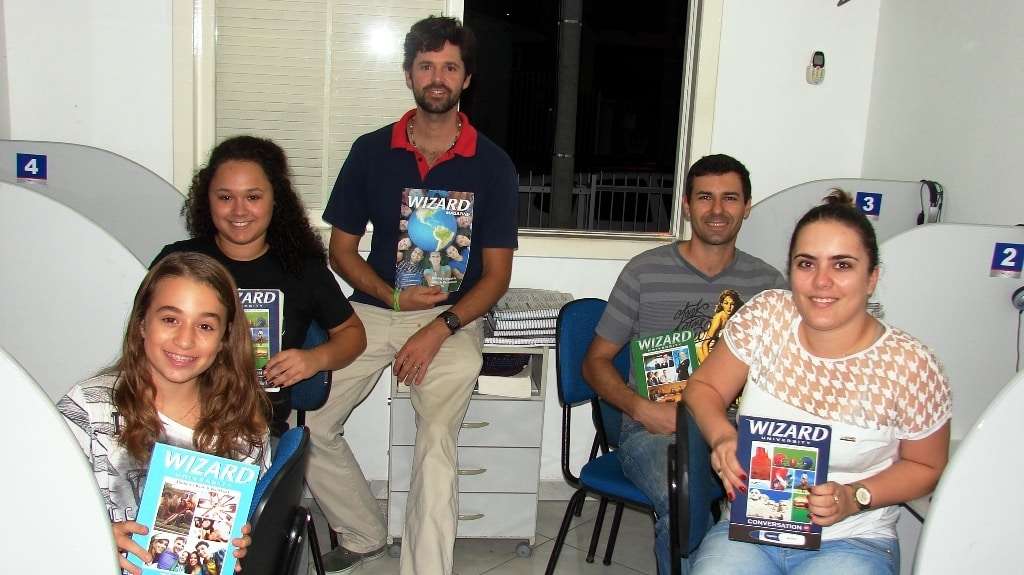 O peemedebista Canjo Nuernberg voltou para a prefeitura... 3 O professor Tiago, da Wizard, de Caravaggio, e alguns de seus alunos.