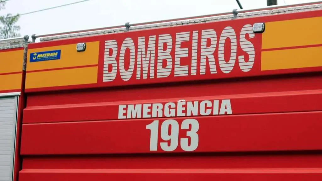 Bombeiros eliminam focos de incêndio em vegetação no Morro do Caravaggio