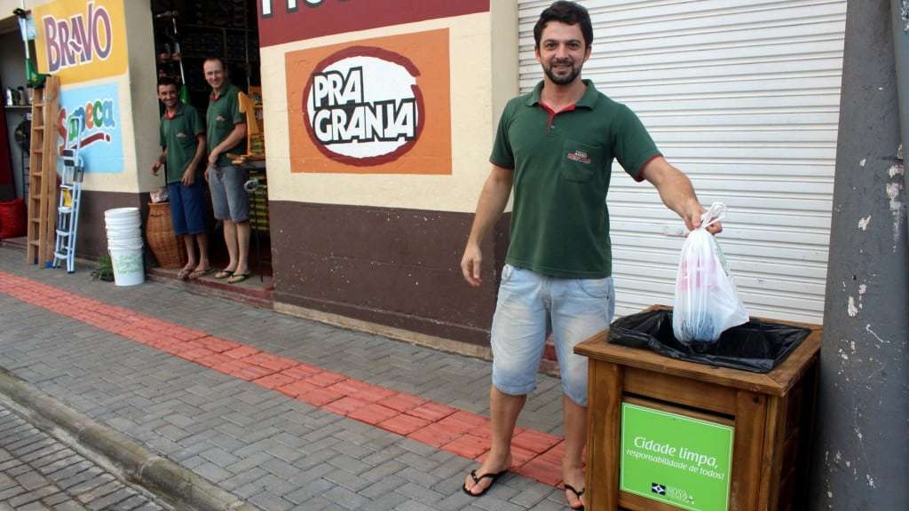 Área revitalizada ganha novas lixeiras