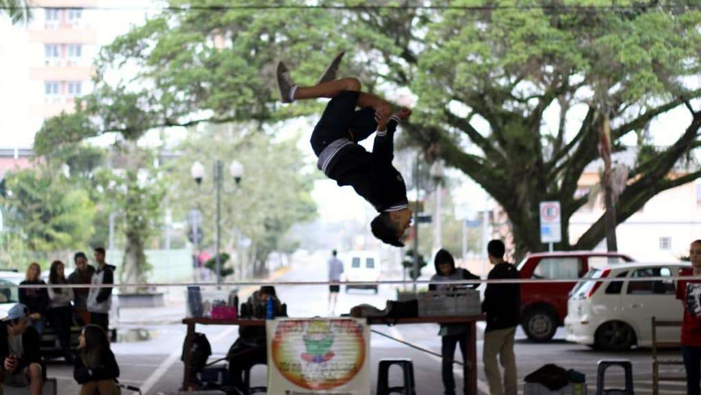 Mesmo com chuva e frio, 11º SlackTreino Itinerante reúne atletas do Slackline em Forquilhinha