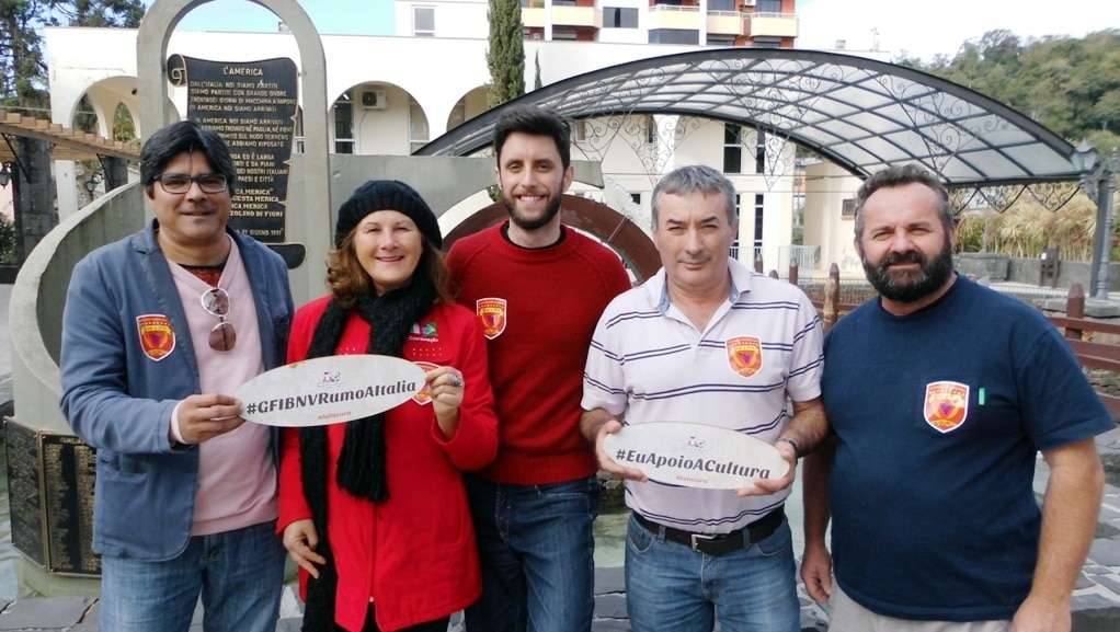 Foi um sucesso a noite de queijos e vinhos na Casa do Chico nesta terça-feira 3 A Confraria Pan & Vin repassou R$ 1 mil para o Grupo Folclórico ítalo-brasileiro que vai viajar para a Itália em julho para participar de um famoso festival em Treviso. Nosso grupo vai dançar música folclórica italiana para os italianos e com certeza vai fazer sucesso.