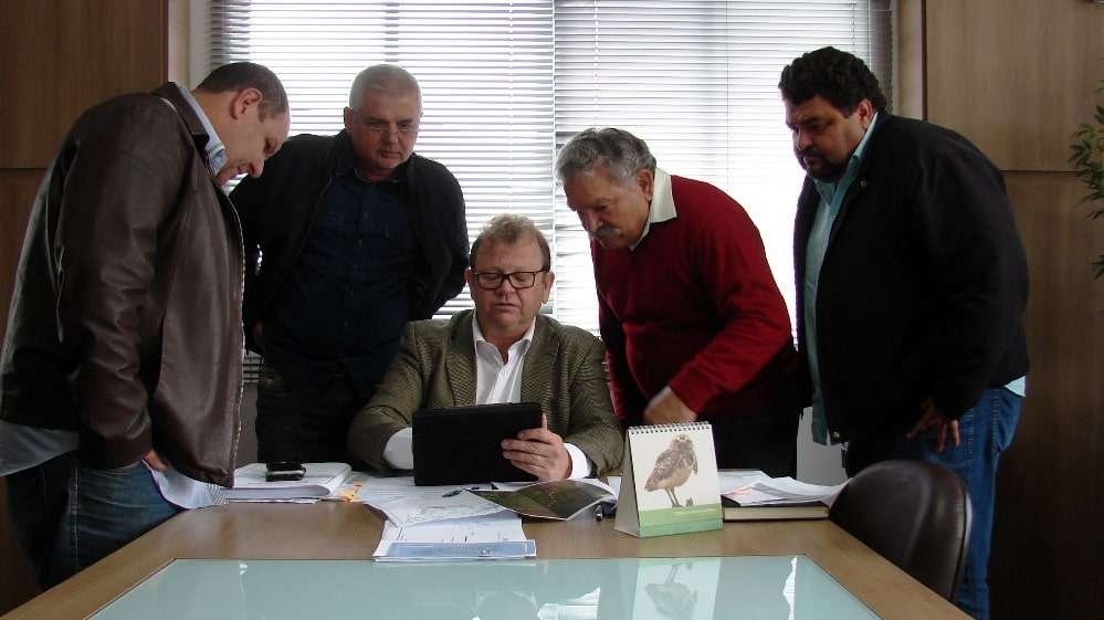 O vice Zé Spillere me informou que Nova Veneza vai receber em breve uma nova ambulância para a secretaria da saúde 2 A reabertura de uma antiga estrada que liga o parque industrial de Caravaggio com a localidade de São Martinho alto, em Siderópolis, está sendo viabilizado pela prefeitura de Nova Veneza. O vice Zé Spillere esteve na prefeitura de Siderópolis conversando com o prefeito Hélio “Alemão” Cesa sobre a obra. Edésio Spillere, Jucelino Barbosa e o Secretário José Périco marcaram presença.