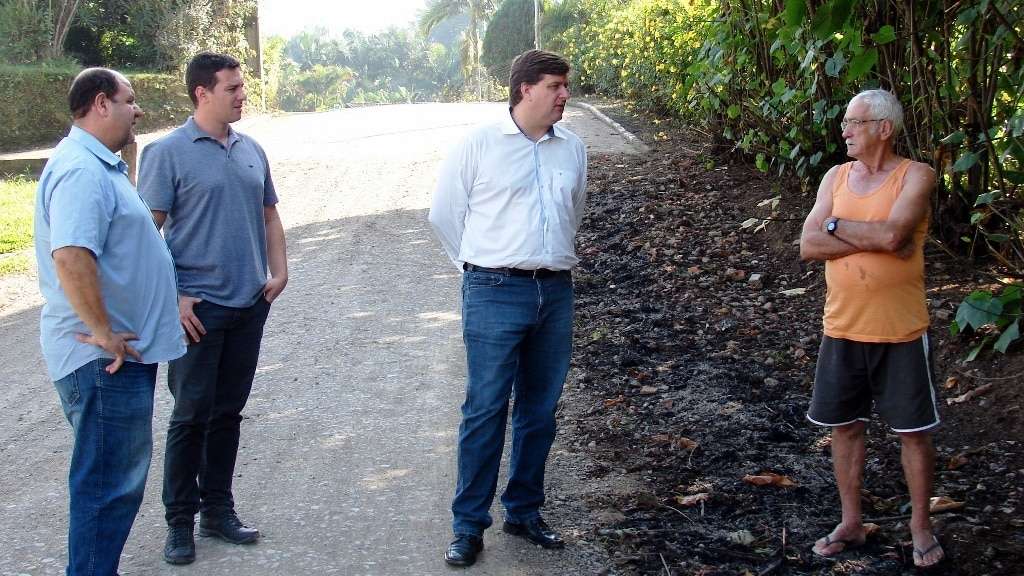 O vice Zé Spillere me informou que Nova Veneza vai receber em breve uma nova ambulância para a secretaria da saúde 4 O prefeito Evandro Gava, vice Zé Spillere e o Felipe Furlan, da  Secretaria de Planejamento, em São Bonifácio na rua que será asfaltada.