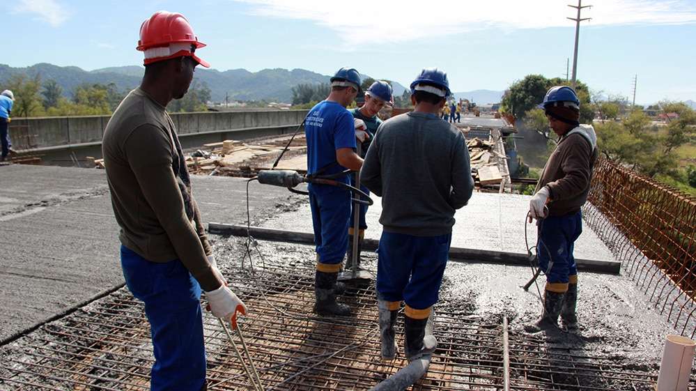 Falta um vão para unir ponte do Rio Tubarão 1 Falta um vão para unir ponte do Rio Tubarão