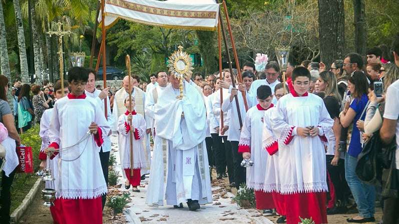 Festa do Corpo e Sangue de Cristo colore ruas para adoração à Eucaristia