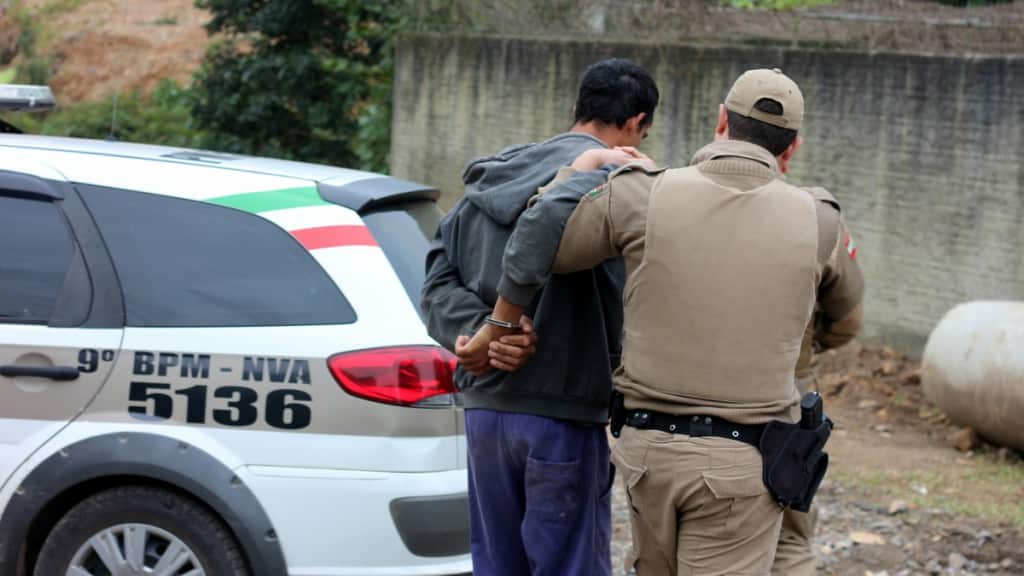 Preso homem acusado de tentar matar a ex-mulher com 12 facadas 1 Preso homem acusado de tentar matar a ex-mulher com 12 facadas