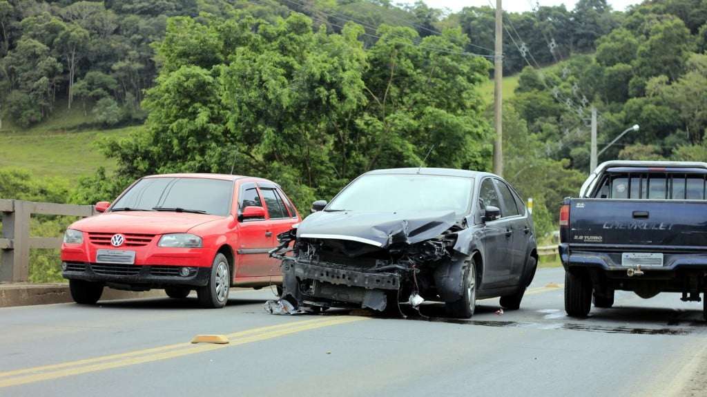 Carro sai da pista e bate em mureta do rio Serraria na SC-446 4 Carro sai da pista e bate em mureta do rio Serraria na SC-446