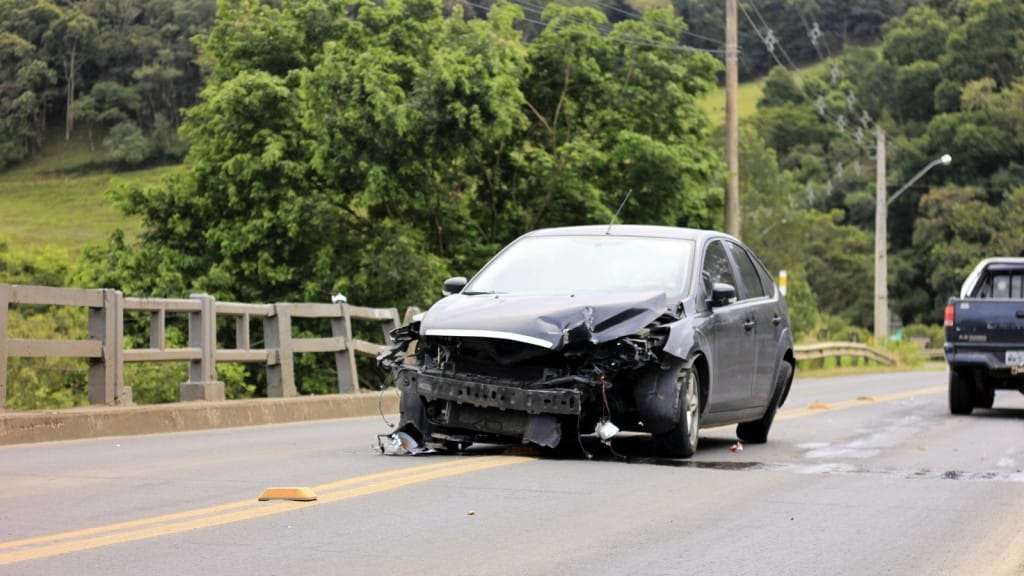 Carro sai da pista e bate em mureta do rio Serraria na SC-446 1 Carro sai da pista e bate em mureta do rio Serraria na SC-446
