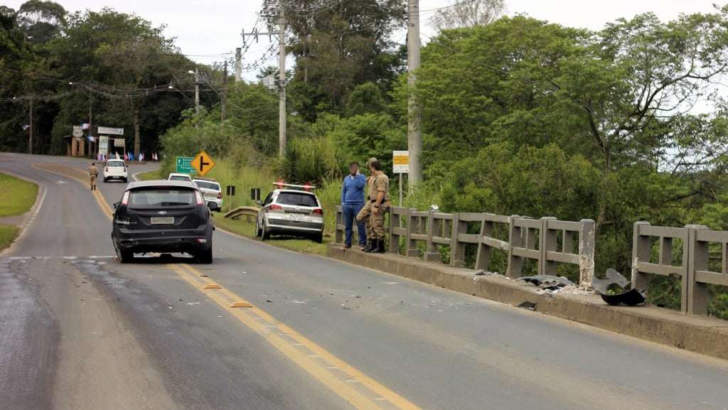 Carro sai da pista e bate em mureta do rio Serraria na SC-446 5 Carro sai da pista e bate em mureta do rio Serraria na SC-446