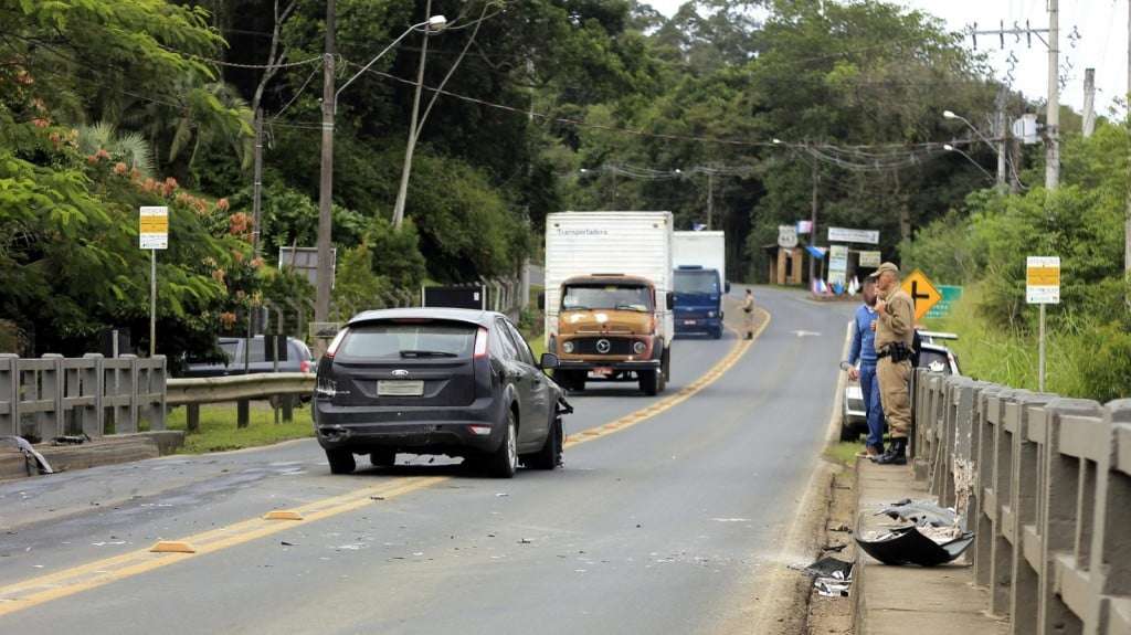 Carro sai da pista e bate em mureta do rio Serraria na SC-446 6 Carro sai da pista e bate em mureta do rio Serraria na SC-446