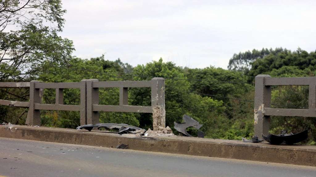 Carro sai da pista e bate em mureta do rio Serraria na SC-446 2 Carro sai da pista e bate em mureta do rio Serraria na SC-446