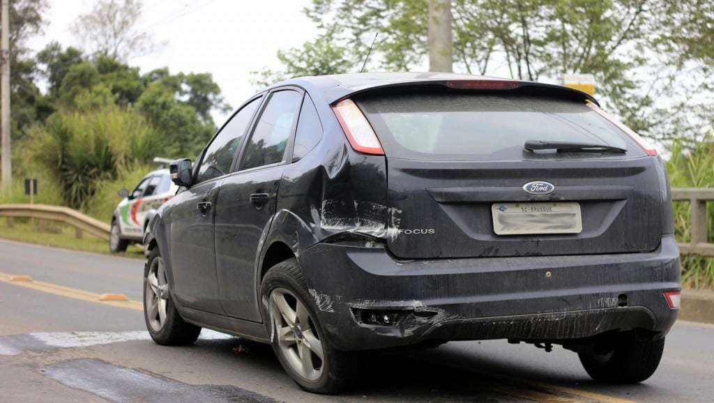 Carro sai da pista e bate em mureta do rio Serraria na SC-446 3 Carro sai da pista e bate em mureta do rio Serraria na SC-446