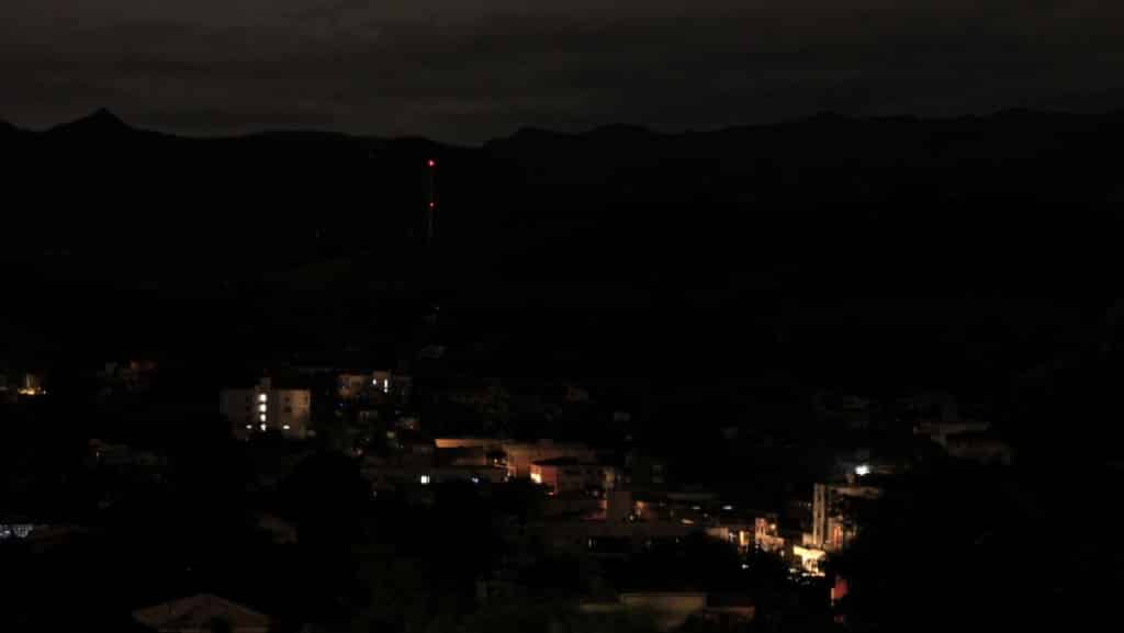 Falta de energia no domingo foi causada por queda de árvore